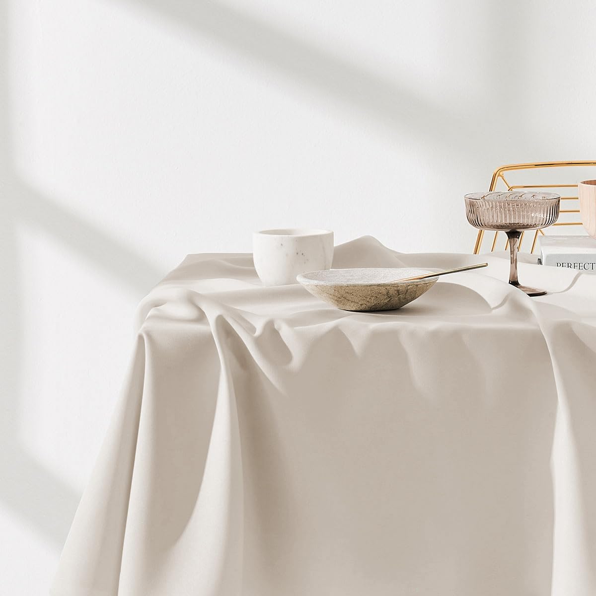 ROOM99 Aura Tischdecke 140 x 200 cm Tischtuch Tafeldecke Fleckschutz Abwaschbar Wasserabweisend Schmutzabweisend Polyester Rechteckig Bankett-Dekoration GanzjÀhrig Hellbeige