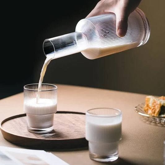 ALINK Glas-Nachttisch-Wasserkaraffe mit Deckel und Glaskaraffe Set, gerippte Karaffe Glaswaren Trinkgläser für Nachttisch, 765 ml, Vintage-Wasserkrug aus geriffeltem Glas – klar