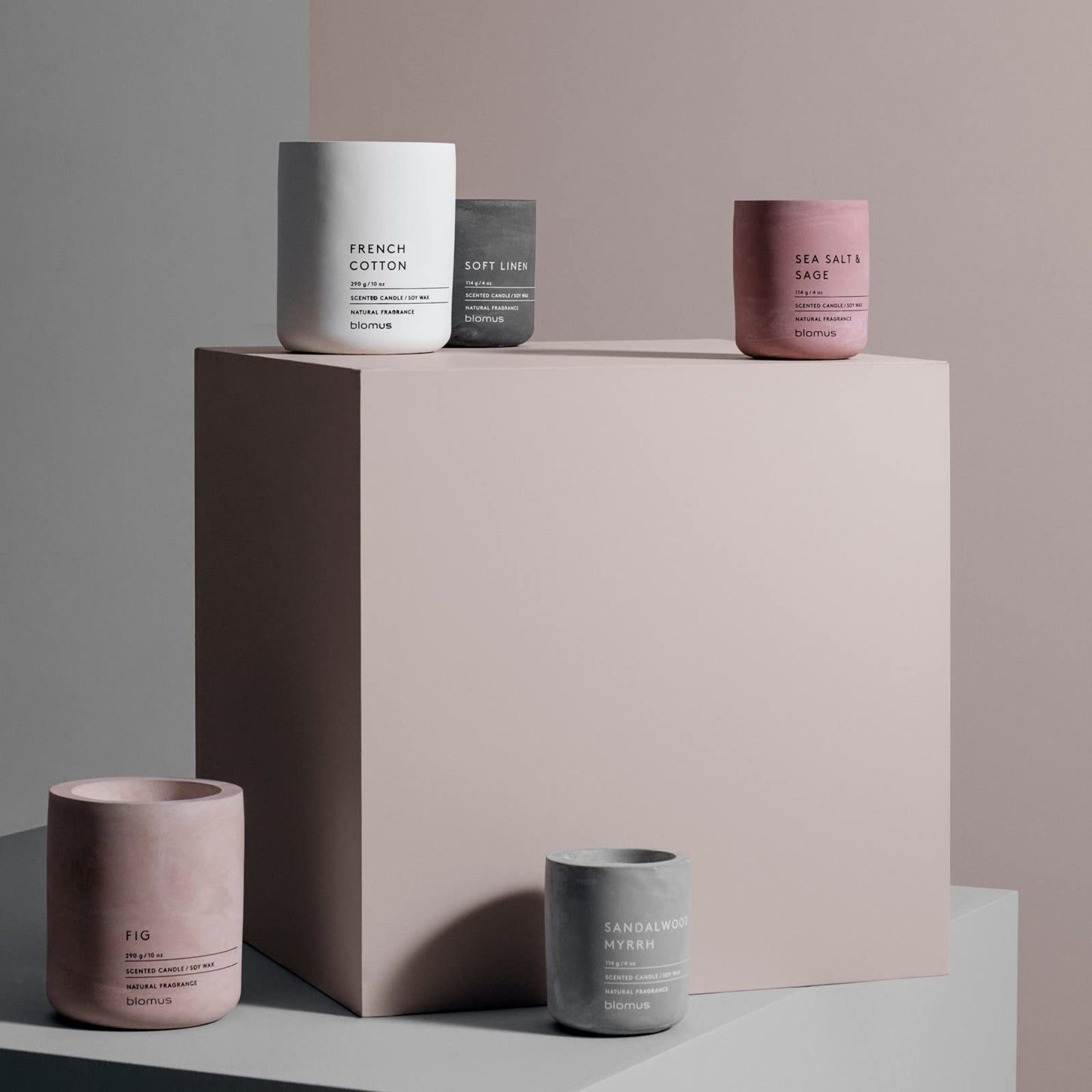 Blomus -FRAGA- Duftkerze L aus Sojawachs, Microchip, hochwertiger Raumduft, charakteristische Beton-Optik, Duft SANDALWOOD MYRRH, 55 h Brenndauer, rußarm (H / B / T: 11 x 9 x 9 cm, Micro Chip, 65657)