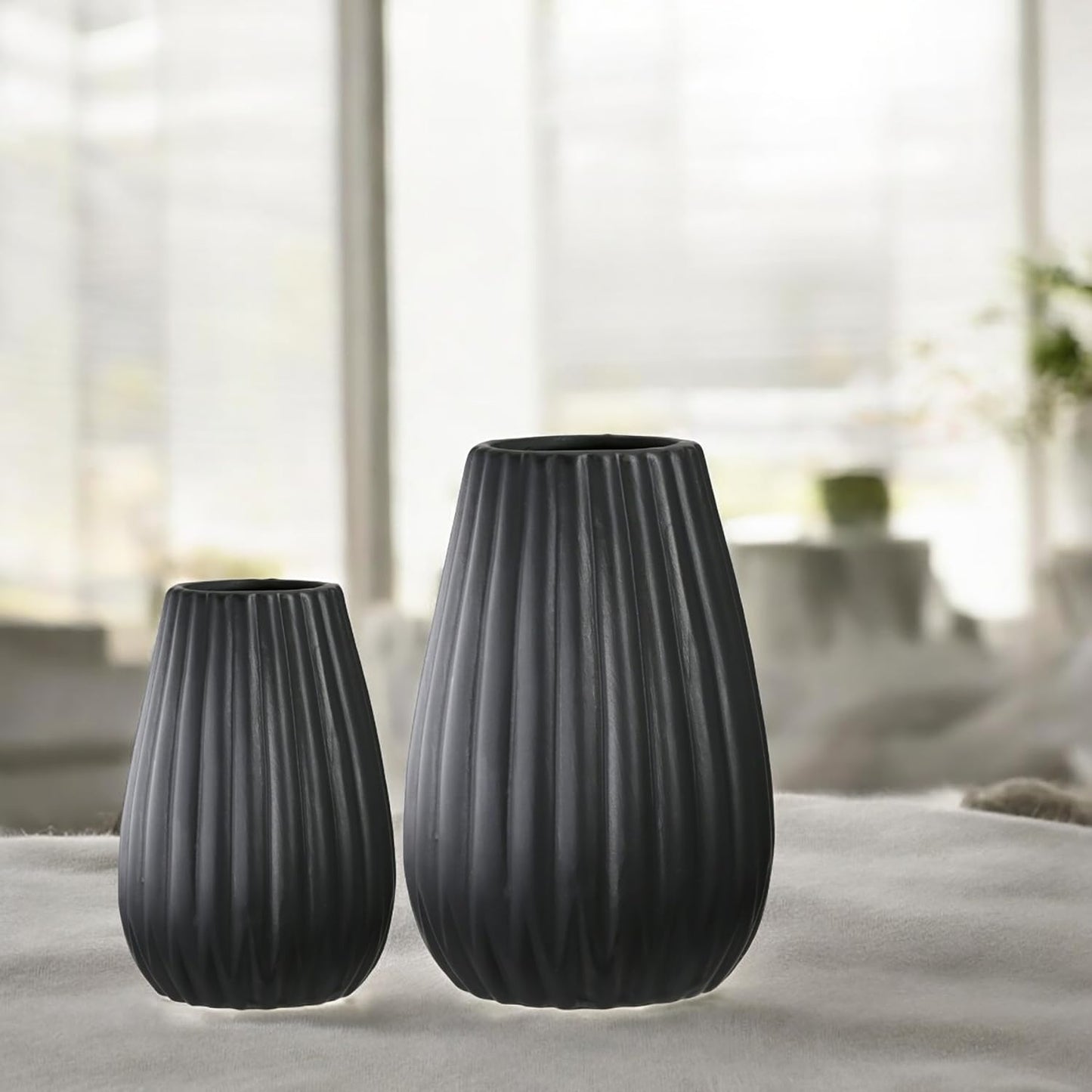 GILDE Deko Vasen Set 2-teilig – 2 Stück Vase Schwarz Höhe 12,5/17 cm – kleine Blumenvasen schwarz handgefertigt aus Porzellan für Tulpen Pampasgras Rosen – Dekoration Moderne Vase Frühling Ostern
