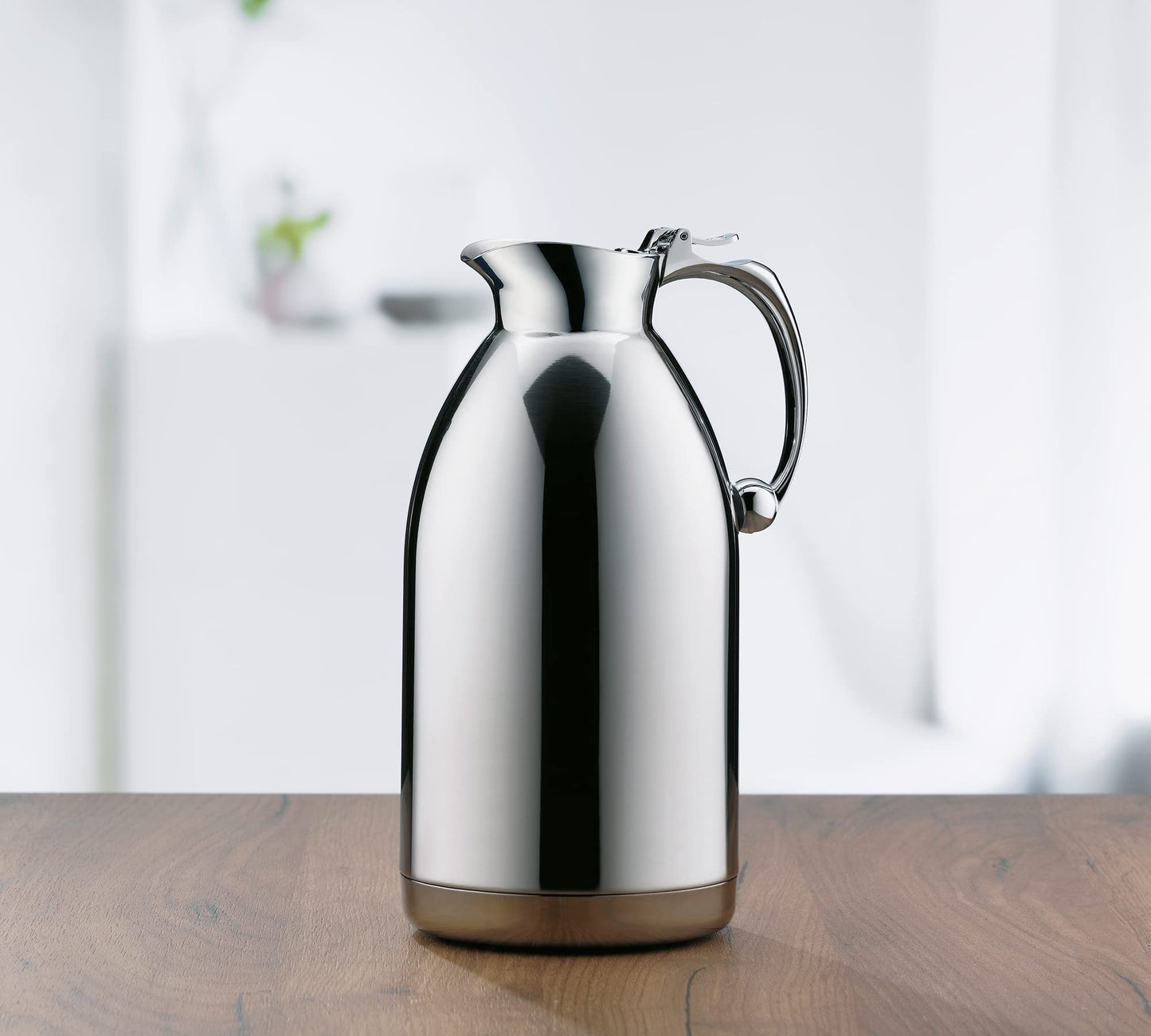 alfi HOTELLO 1,5l, Isolierkanne aus doppelwandigem Edelstahl, hält 4 Stunden warm, 6 Stunden kalt, locker aufliegender Deckel, mit einer Hand ausgießen, plastikfrei, spülmaschinenfest, für Gastronomie