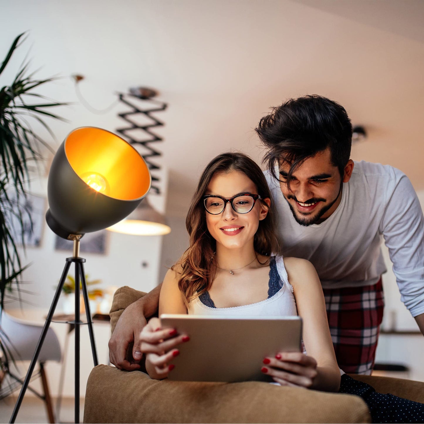 B.K.Licht - Stehlampe Vintage mit Fußtaster, schwenkbar, E27 Fassung, max. 40 Watt, Leselampe, Deko Wohnzimmer, Lampe, Deckenfluter, Standleuchte, Wohnzimmerlampe, Industrial, 59x136 cm, Schwarz-Gold