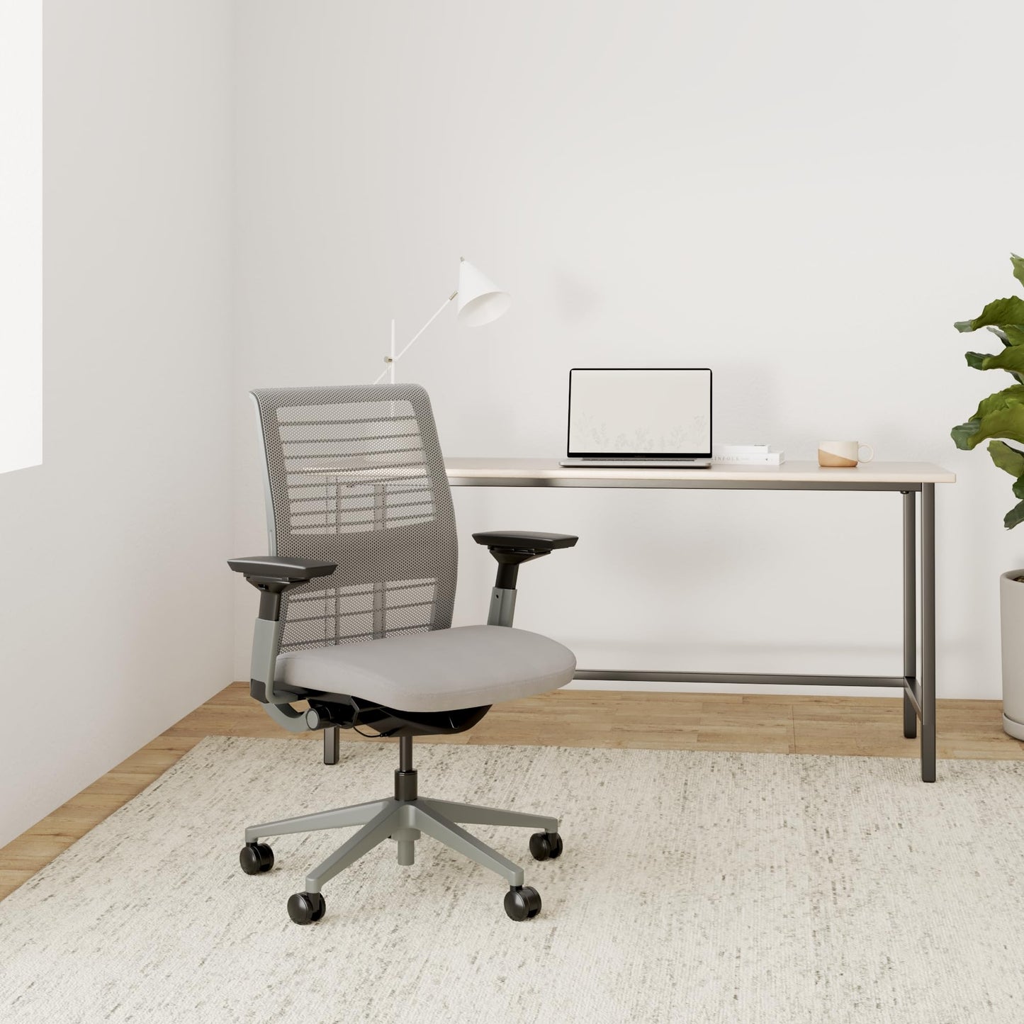 Steelcase Think Glow Up Ergonomischer Bürostuhl mit LiveBack Lumbalstütze, 4D-Armlehnen, nachhaltigem Design Möwengrau /Nickel