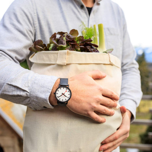 Mondaine - Essence MS1.41110.RB - Herrenuhr 41mm - Bahnhofsuhr in Schwarz schwarzem Armband aus Recyceltes Material/Rohstoffen - 30m Wasserdicht nachhaltig - Hergestellt in der Schweiz