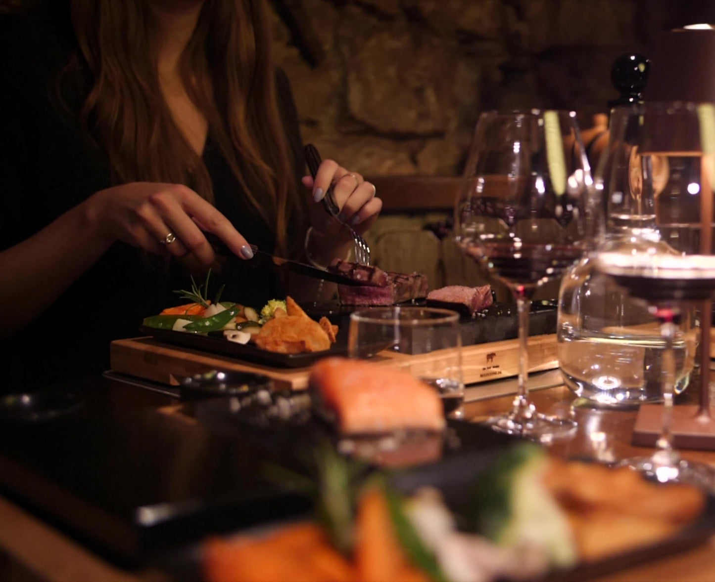 BEEFSTONE 7-Teiliges Lavastein-Grillset, Black, Hot Stone Steak-Brett mit Bambusplatte, Porzellan-Tablett und Lavastein für Fleisch, Fisch und Gemüse