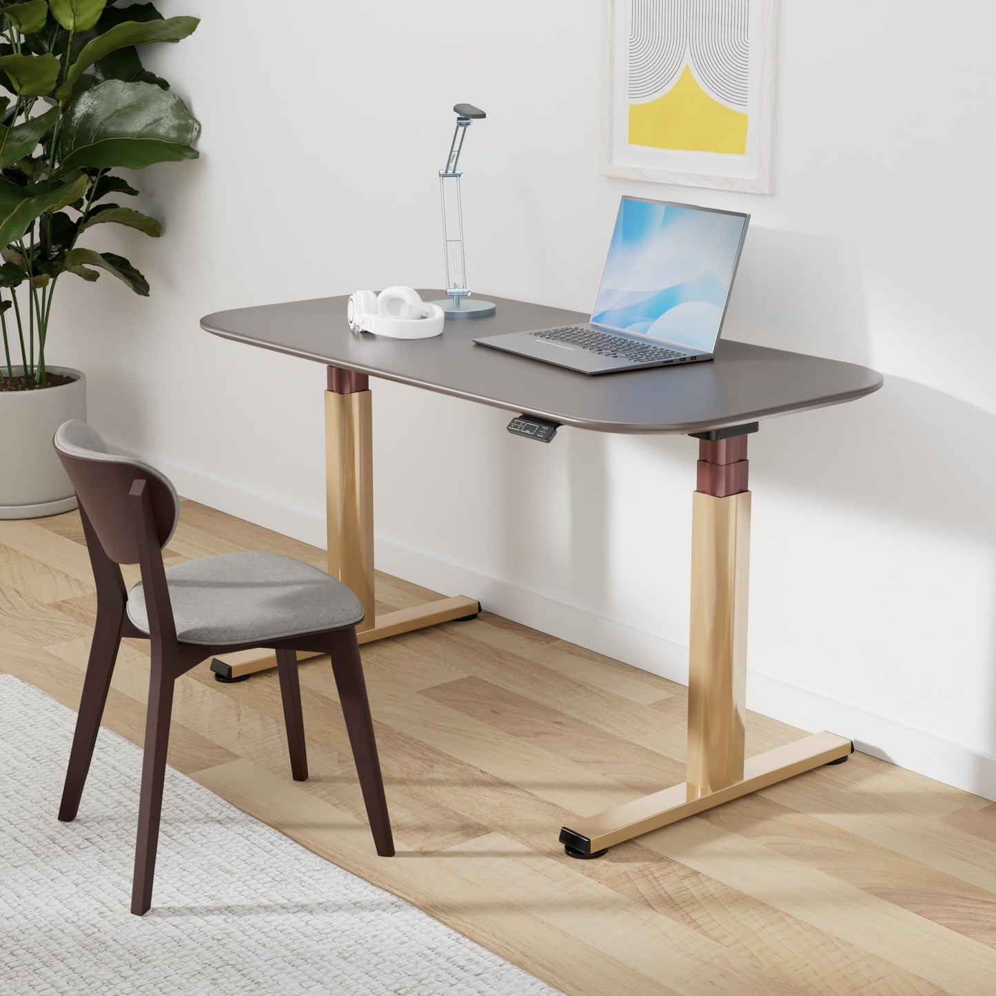Steelcase Solo Elektromotorisch höhenverstellbarer Homeoffice-Schreibtisch, programmierbares Bedienpaneel, Antikollisionssensor, Kabelnetz, Tischplatte aus Linoleum Mauve, Gestell Messing Matt/Merlot