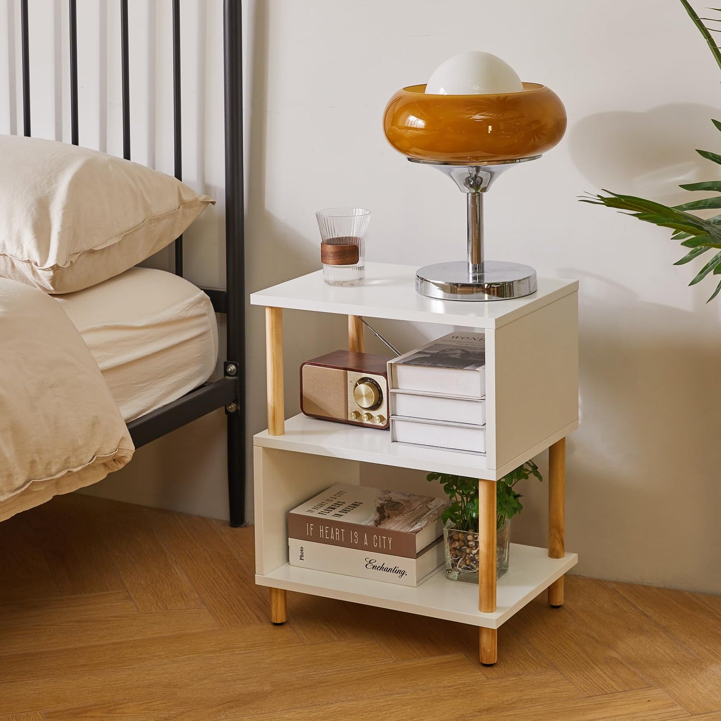 Aibiju Beistelltisch Weiß, Schmaler Nachttisch mit 2 Ablagen, Sofa- oder Kaffeetisch für Schlafzimmer, Wohnzimmer, Weiß mit Holzbeinen