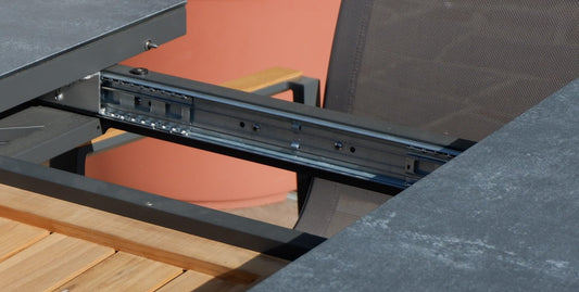 ALEOS. Gartengarnitur Gartenset Aluminium Teak Set mit quadratischem Ausziehtisch 180x90cm auf 240cm ausziehbar + 6 Stapelstühle anthrazit Trinidad