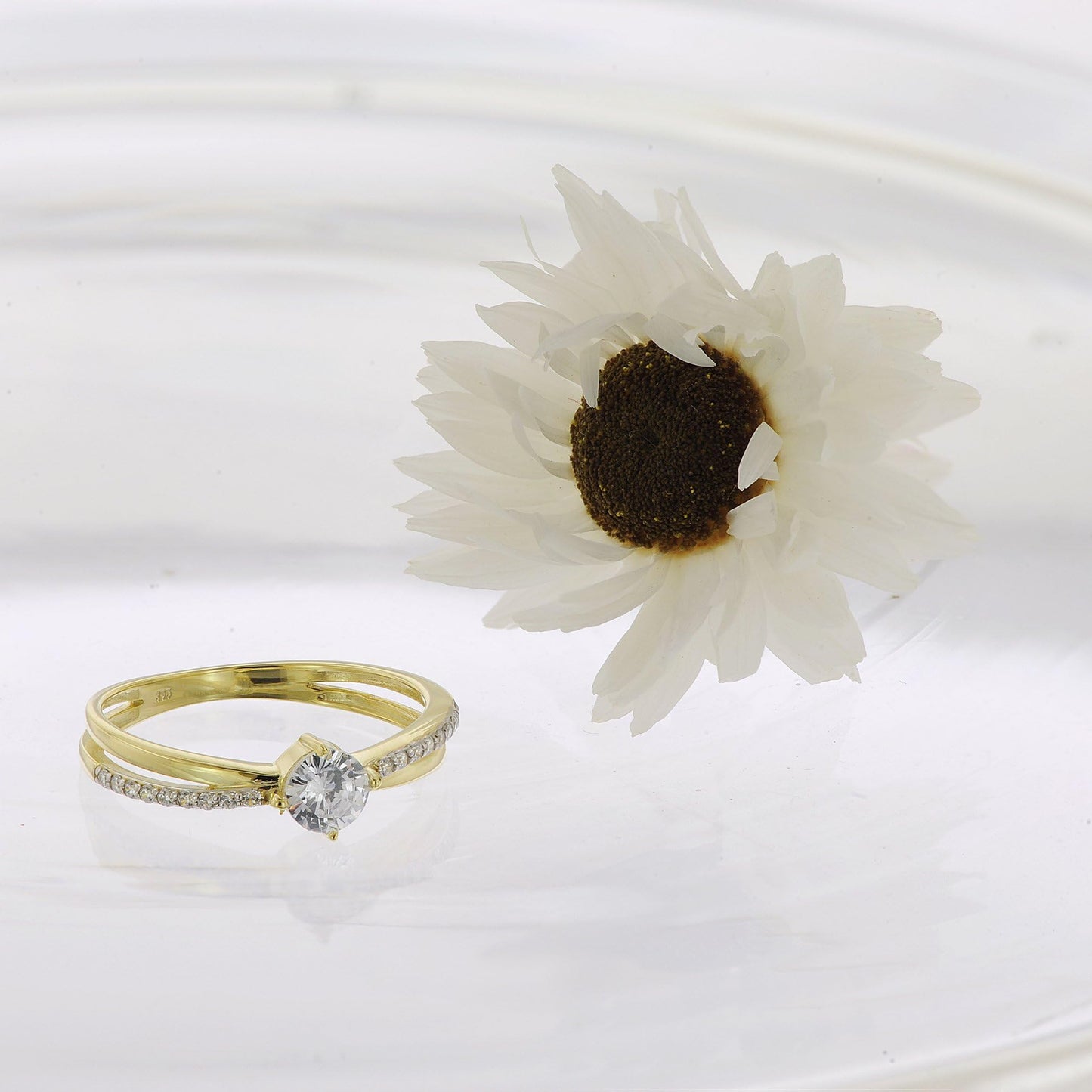 GLIZZ Damenring Gold 333/8K mit Zirkonia elegantes Schmuckstück für modische Frauen, zauberhaftes Accessoire GL8806-52 Ringgröße 52/16,6