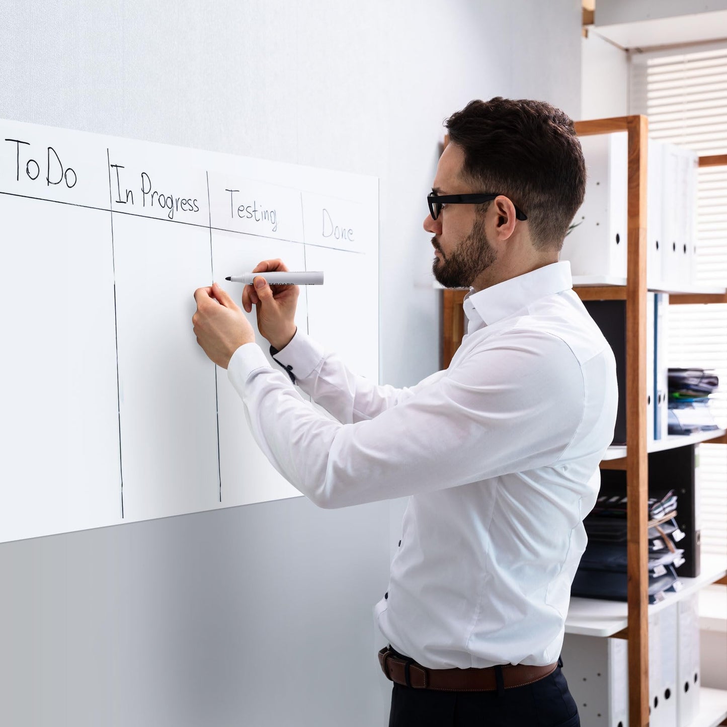 Ezigoo Whiteboard Folie, 40 x 70cm Magnetfolie Selbstklebend Weiß, Whiteboard Magnetisch mit 6 Markern, SchwammMagnetes und 6 Magneten für die Organisation zu Hause, im Büro und in der Schule DIY