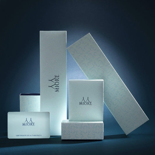 MIORE – Gold Kette Damen mit 0.85 Ct Rubin in Tropfen-Form – filigrane Halskette aus 9 Karat Gelbgold (375) mit rotem Edelstein Anhänger – Goldkette mit Schmuckbox zum Verschenken (45 cm)