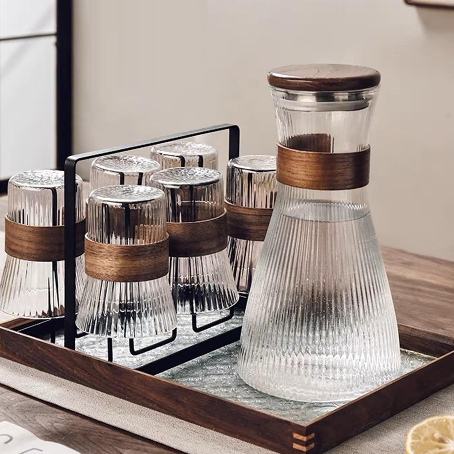 Basic Wasserkaraffe-Set,Karaffe aus Glas,Glaskrug Set,Wasserkaraffe 1,5 l mit 2 Gläsern 330 ml,Glaskaraffe mit Deckel,Silikondeckel, Wasserkaraffe im Modernen Streifendesign (Stil 1)