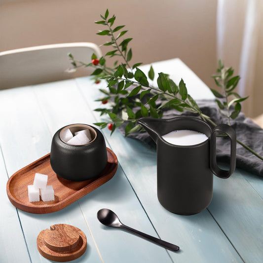 ecooe Milch und Zucker Set - Milchkännchen Schwarz Keramik und Zuckerdose, mit Deckel und Metalllöffel, Zuckerdose Barista Milchkännchen mit Holztablett Set, Keramik Sahnekännchen Milchbehälter
