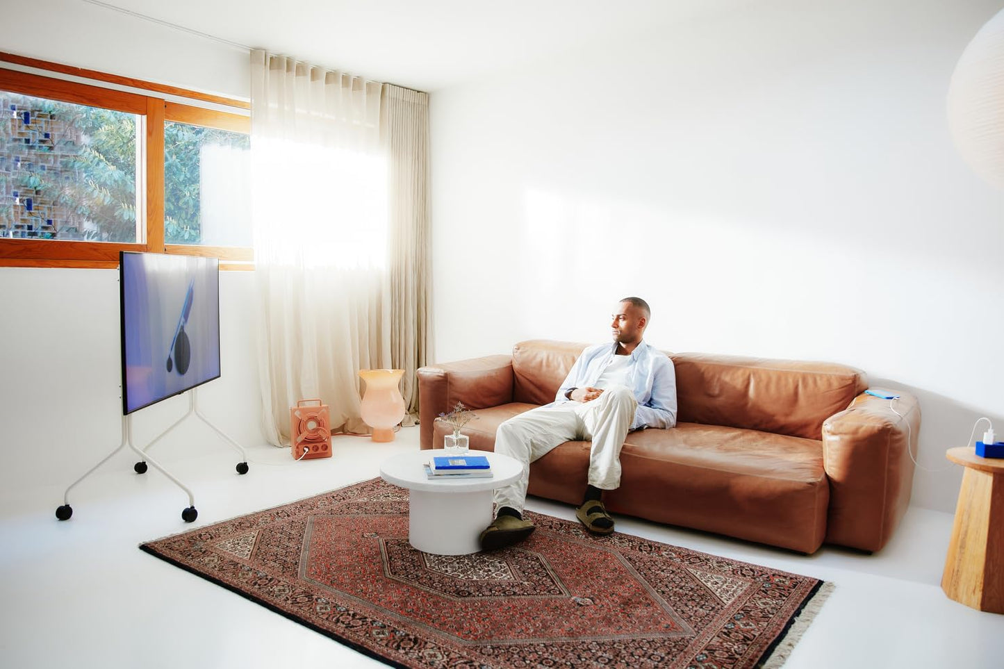 Pedestal Moon Rollin’ TV Ständer Rollbar für Bildschirm 40 bis 70 Zoll | Mobiler Fernsehständer mit Rollen | Fernseher Rollwagen | Stilvoller TV Rollständer (Beige)