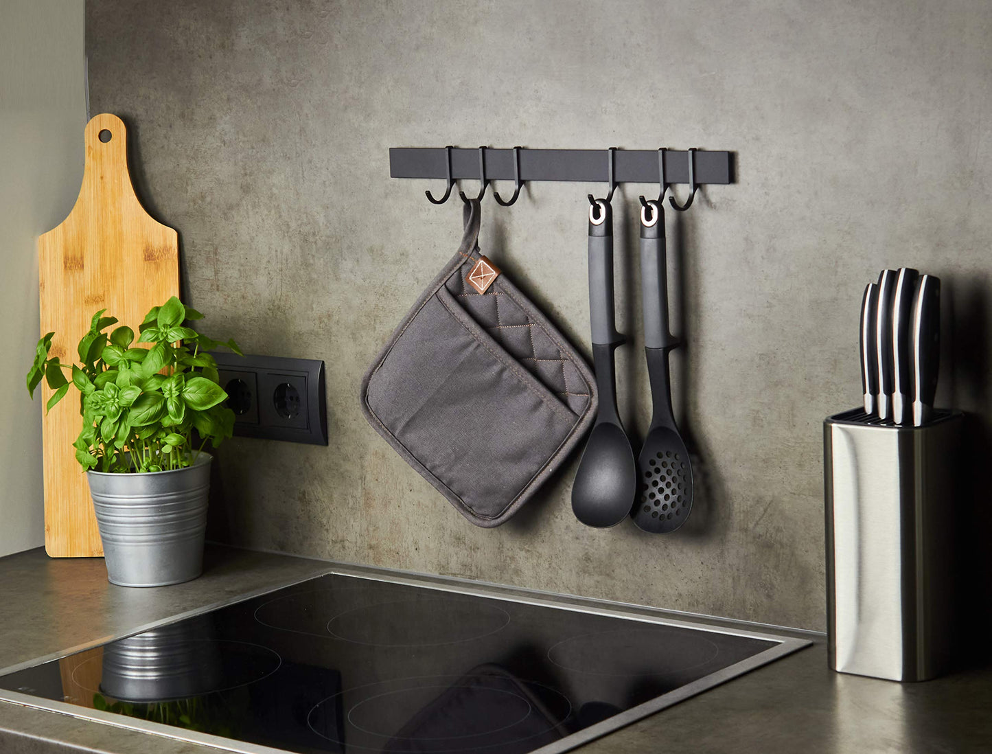 Designfabrik Hamburg Hakenleiste 40cm Küchenleiste selbstklebend Küche Hängeleiste Stange für Küchenutensilien | Küchenhalterung ohne Bohren | 6 bewegliche Haken | Modernes Design Matt Schwarz