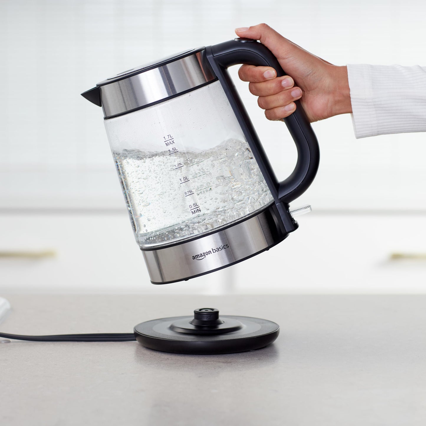 Amazon Basics - Elektrischer Wasserkocher aus Glas, 1,7 l, 2200 W, Schwarz, Silber