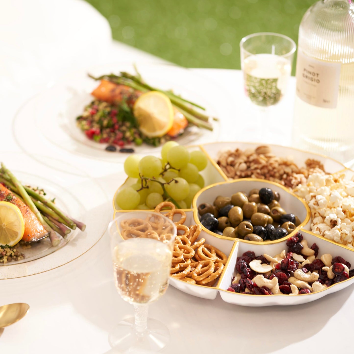 MATANA 5 Weiße Snackteller mit Goldrand & 6 Fächern (Kunststoff, 31cm) - Servierteller, Snackschalen & Dipschalen - Picknick & Partys - Elegant, Stabil & Mehrweg