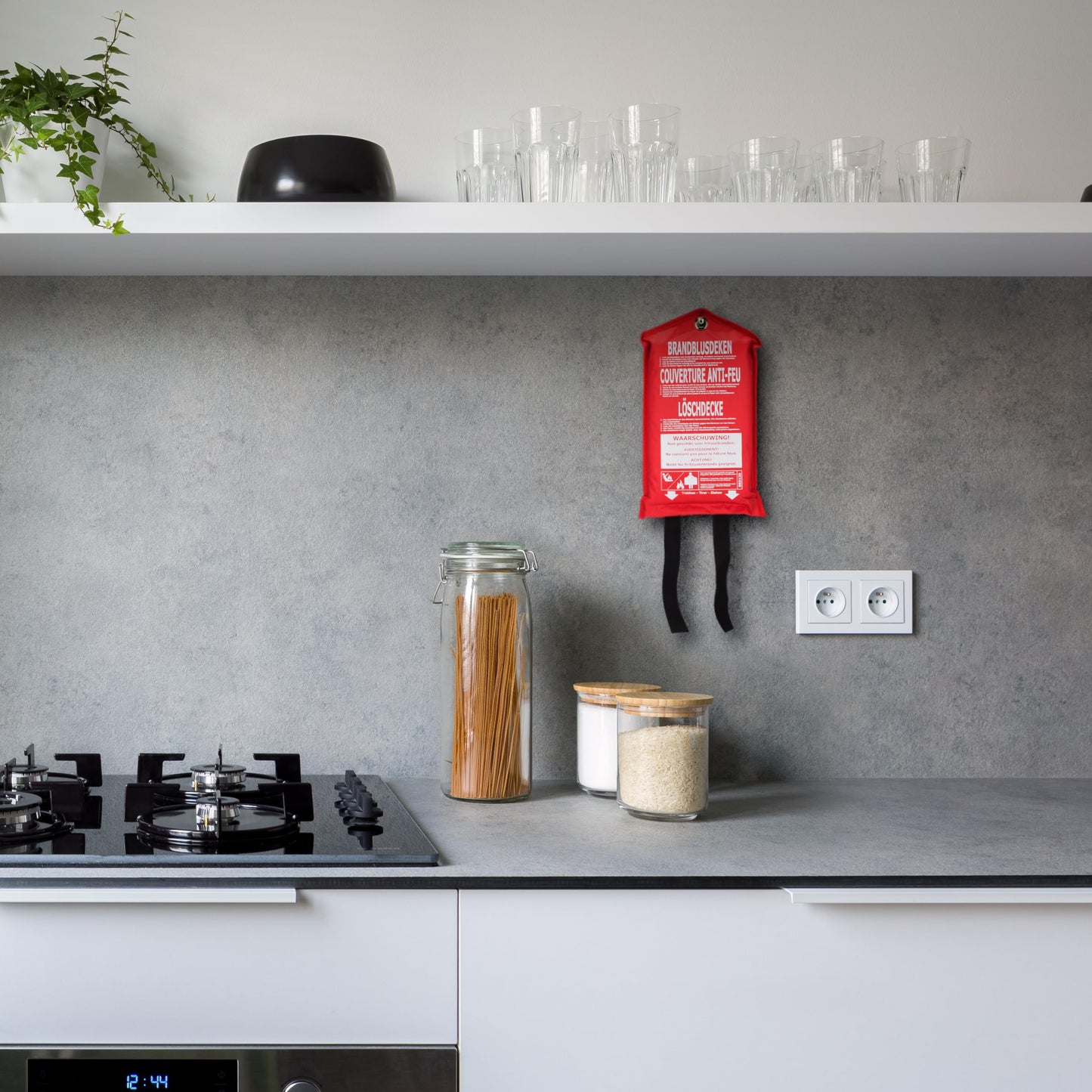 Smartwares 10.014.60 Feuerlöschdecke – 100 x 100 cm – Glasfasertuch – zur ersten Hilfe – inkl. Schutztasche mit Öse zur Aufhängung – nach EN1869:1997