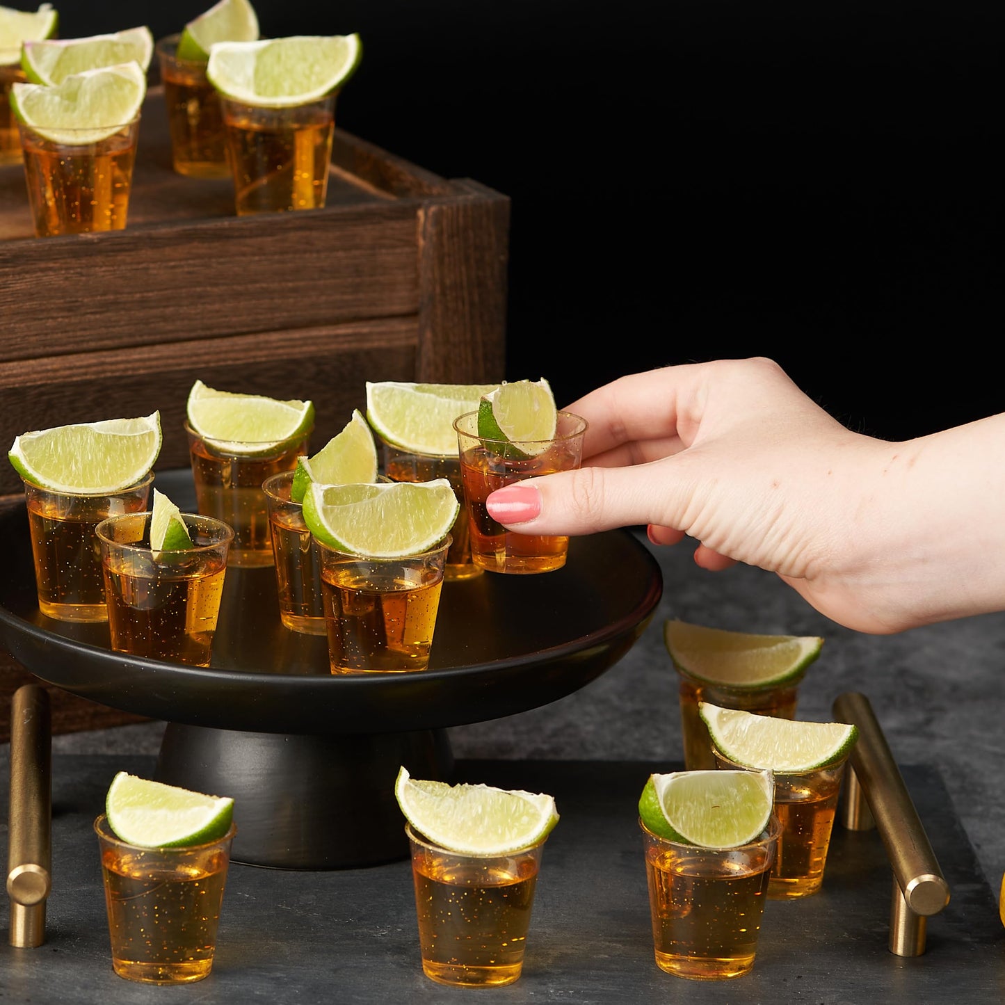 MATANA 150 Schnapsgläser aus Plastik mit Goldglitter, 3cl - Pinnchen Kunststoff, Shotgläser Gold, Shot Becher, Schnapsbecher, Plastikbecher - Party Zubehör - Stabil & Mehrweg