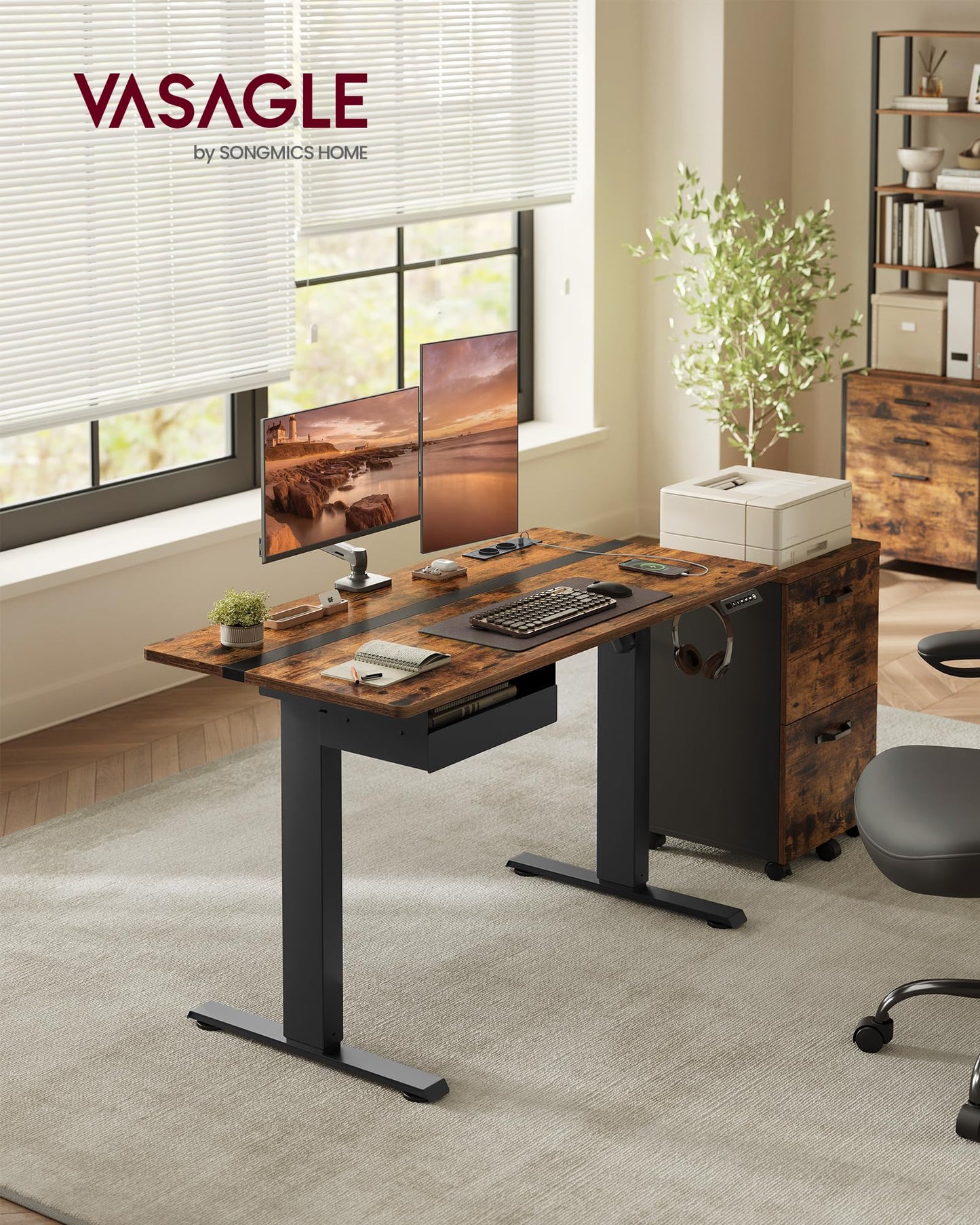 VASAGLE Höhenverstellbarer Schreibtisch elektrisch, 120 x 60 cm Tischoberfläche, Memory-Funktion mit 4 Höhen, mit Steckdosen und Stoffschublade, vintagebraun-tintenschwarz LSD112X01