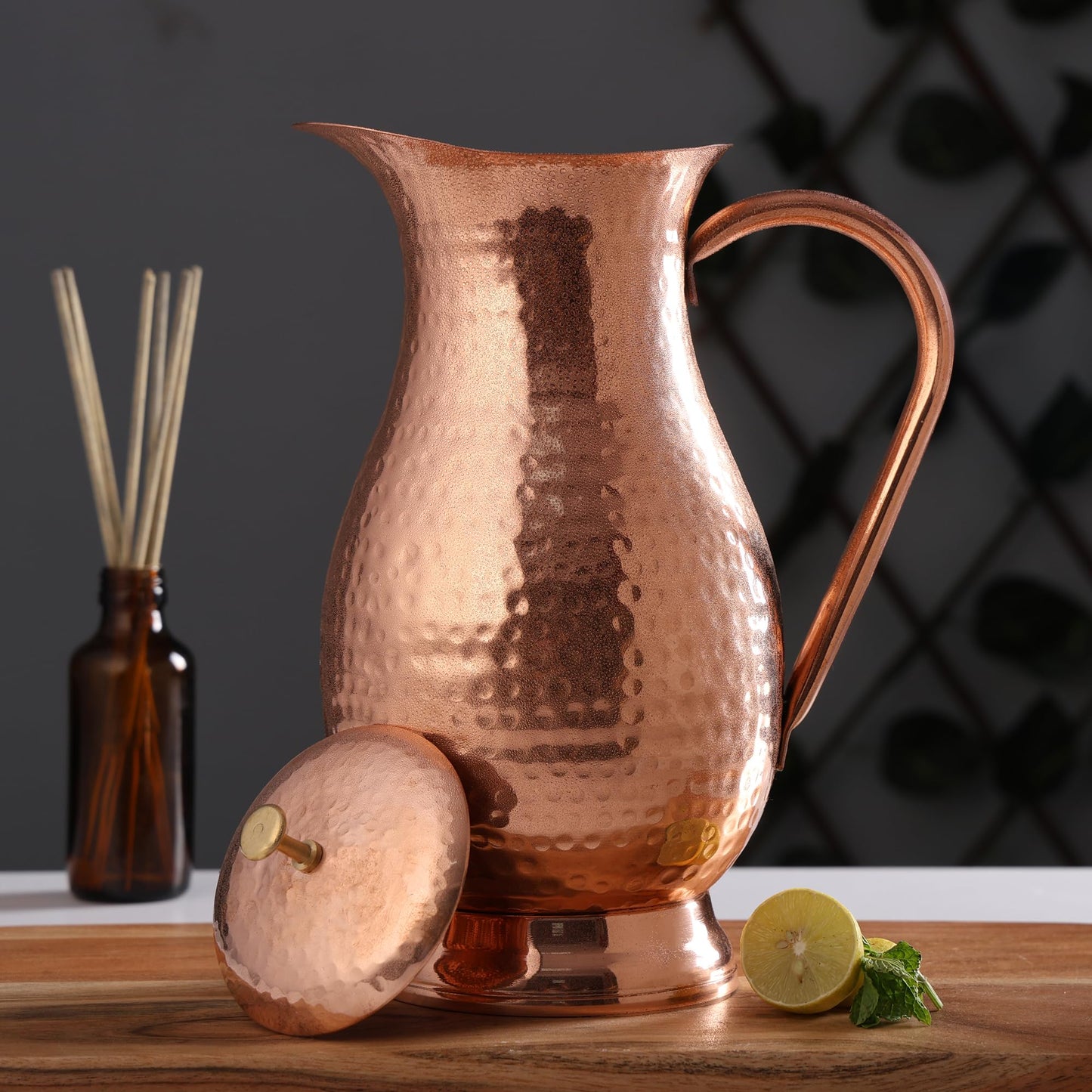 Krug aus reinem Kupfer mit Deckel, großer, gehämmerter Wasserkrug aus massivem Kupfer, Fassungsvermögen 60 oz/1800 ml, Kupferkaraffe für Zuhause, Hotels und Restaurants