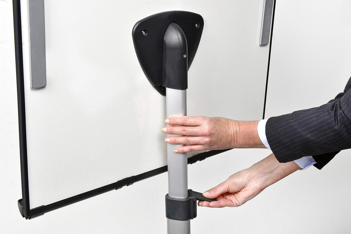 Legamaster 7-153600 Universal Flipchart Triangle Rundfuß, schwarz