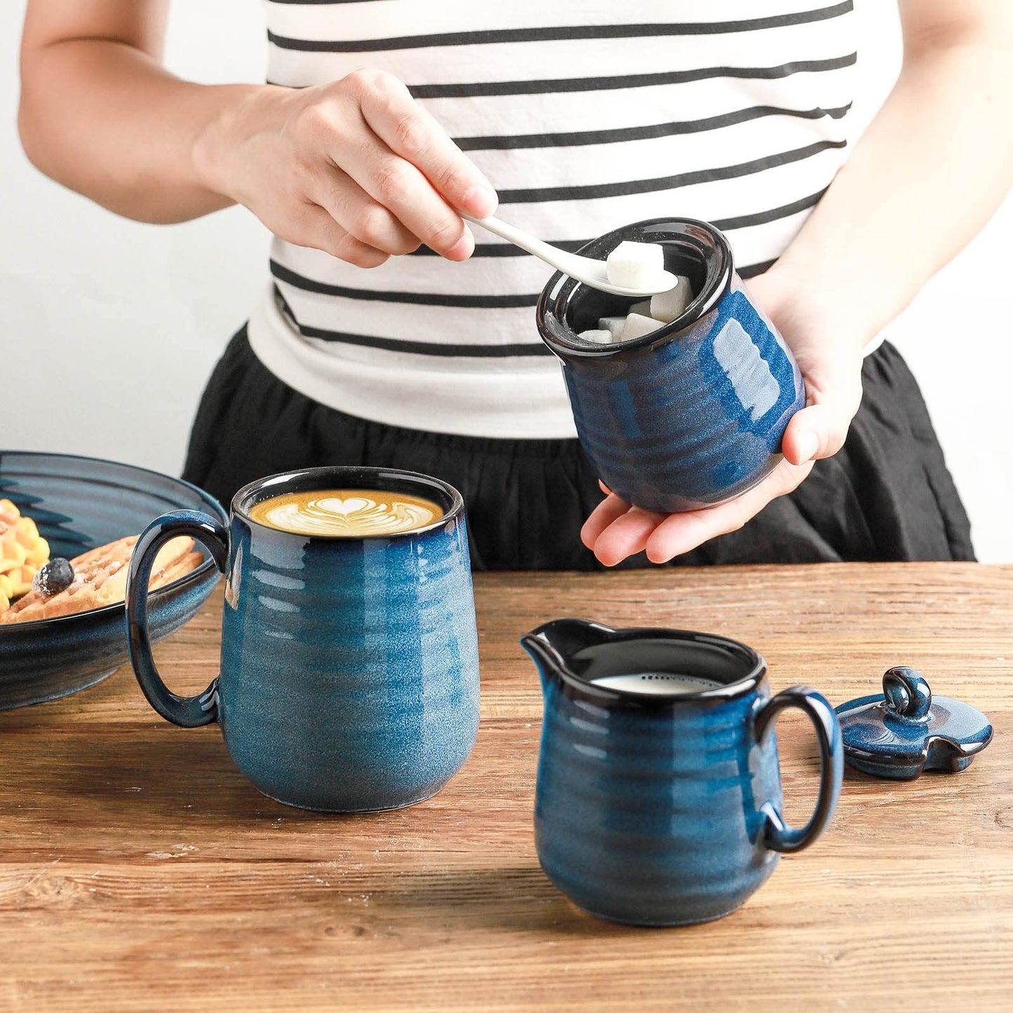 Hasense Porzellan-Zucker- und Milchkännchen-Set, 325 ml Zuckerdose mit Deckel und Löffel, 284 ml Sahnekrug, Bauernhaus-Kaffeesets zum Servieren, spülmaschinenfest (blau)