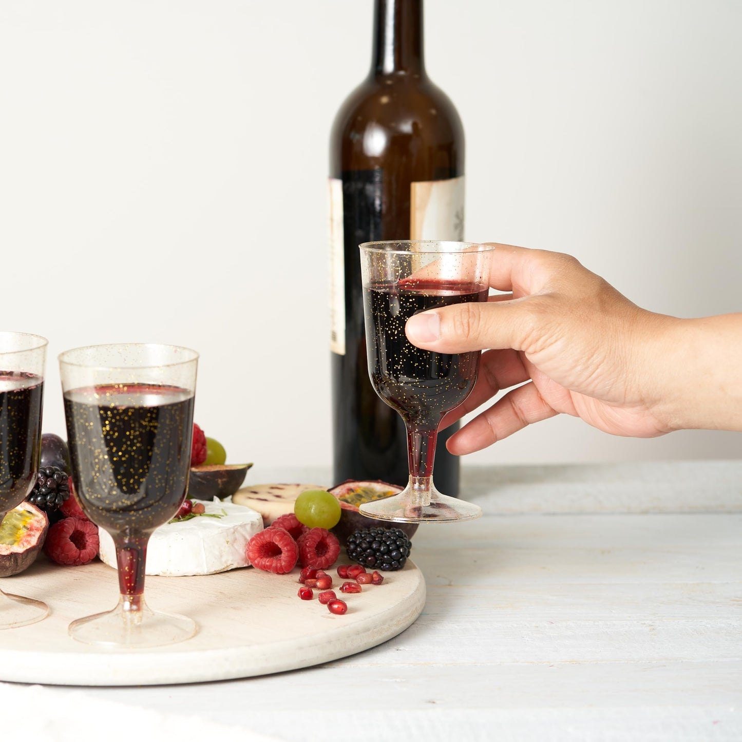 MATANA 50 Premium Weingläser Plastik mit Goldglitter, 180ml - Weingläser aus Kunststoff, Glitzer Weingläser, Cocktailgläser, Weinbecher, Plastikbecher für Hochzeiten, Partys - Stabil & Mehrweg