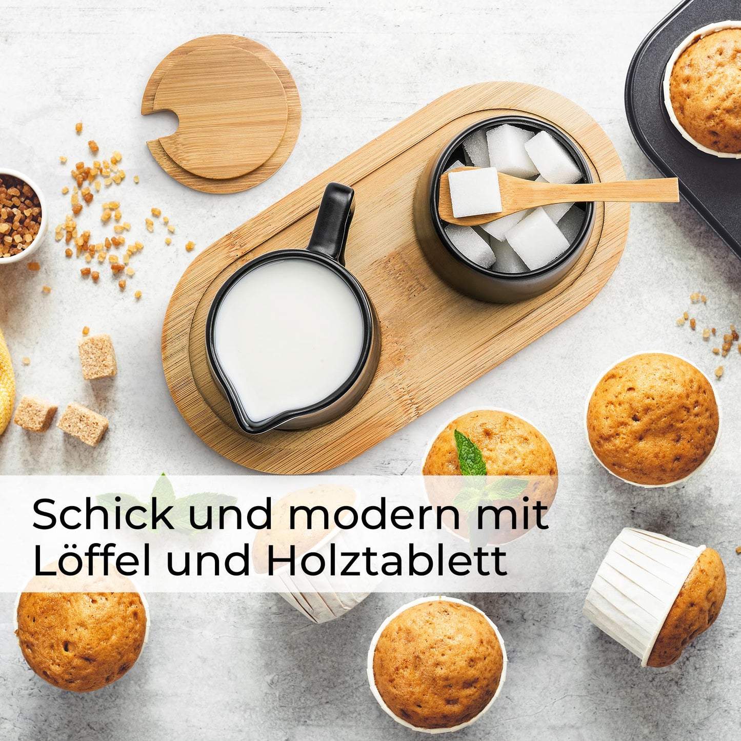 MIAMIO - Milch und Zucker Set mit Deckel und Löffel/Keramik Milchkännchen mit Holz Tablett - Mikrowellen- und Spülmaschinenfest (Schwarz)