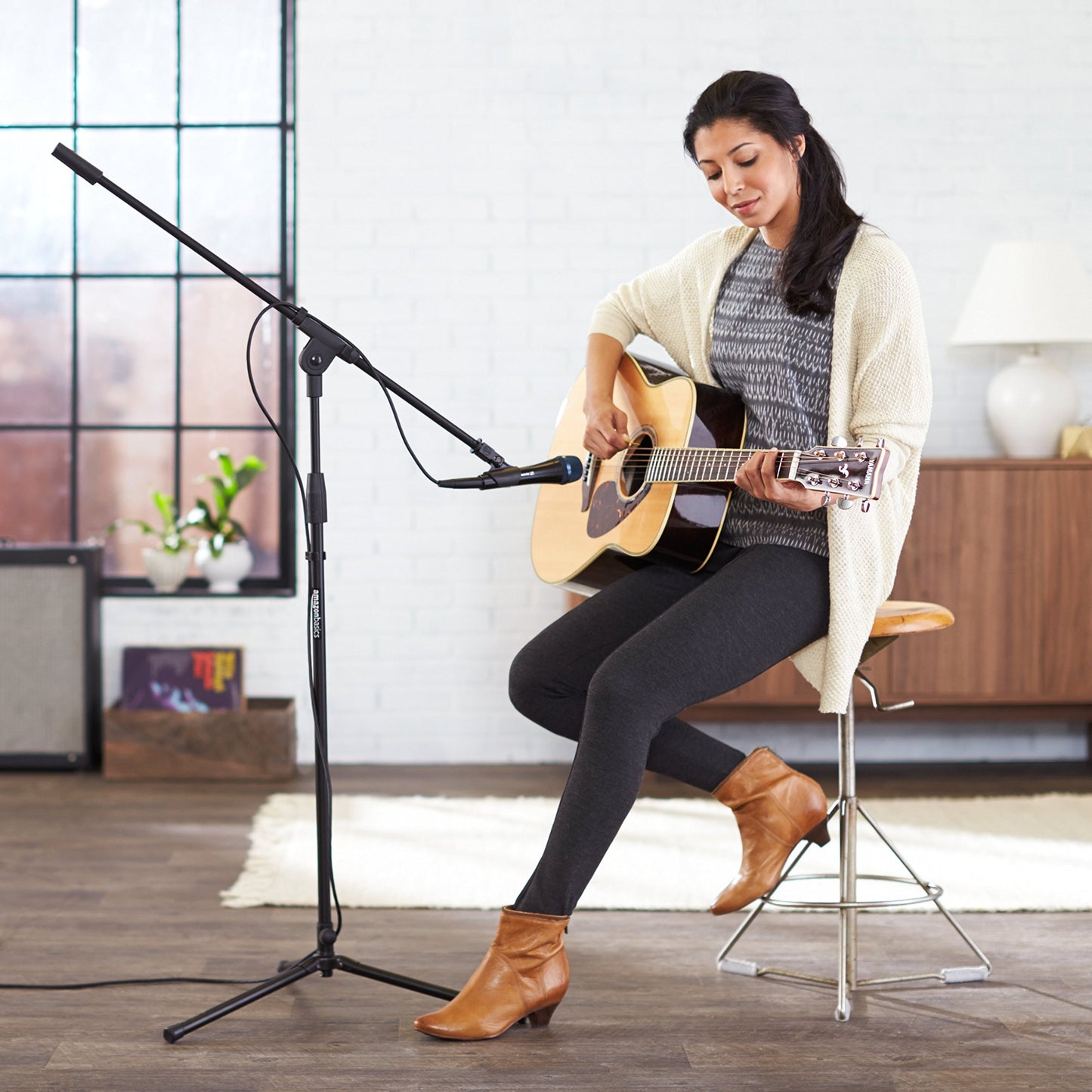 Amazon Basics - Dreibein Schwenkarm-Mikrofonständer, Bis zu 218 cm, Neigbar und Einstellbar, Ultraleichter Stahl, Transportabel, Kompatibel mit 95 mm bis 160 mm Adapter, Schwarz