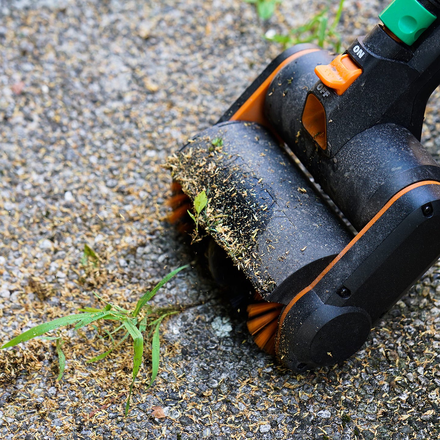 WORX WG441E.9 Akku-Multi-Bürste 20V -multifunktionale Oberflächenbürste für Stein-& Holfzflächenreinigung & Unkrautentfernung -integrierter Wasseranschluss -PowerShare kompatibel-ohne Akku & Ladegerät