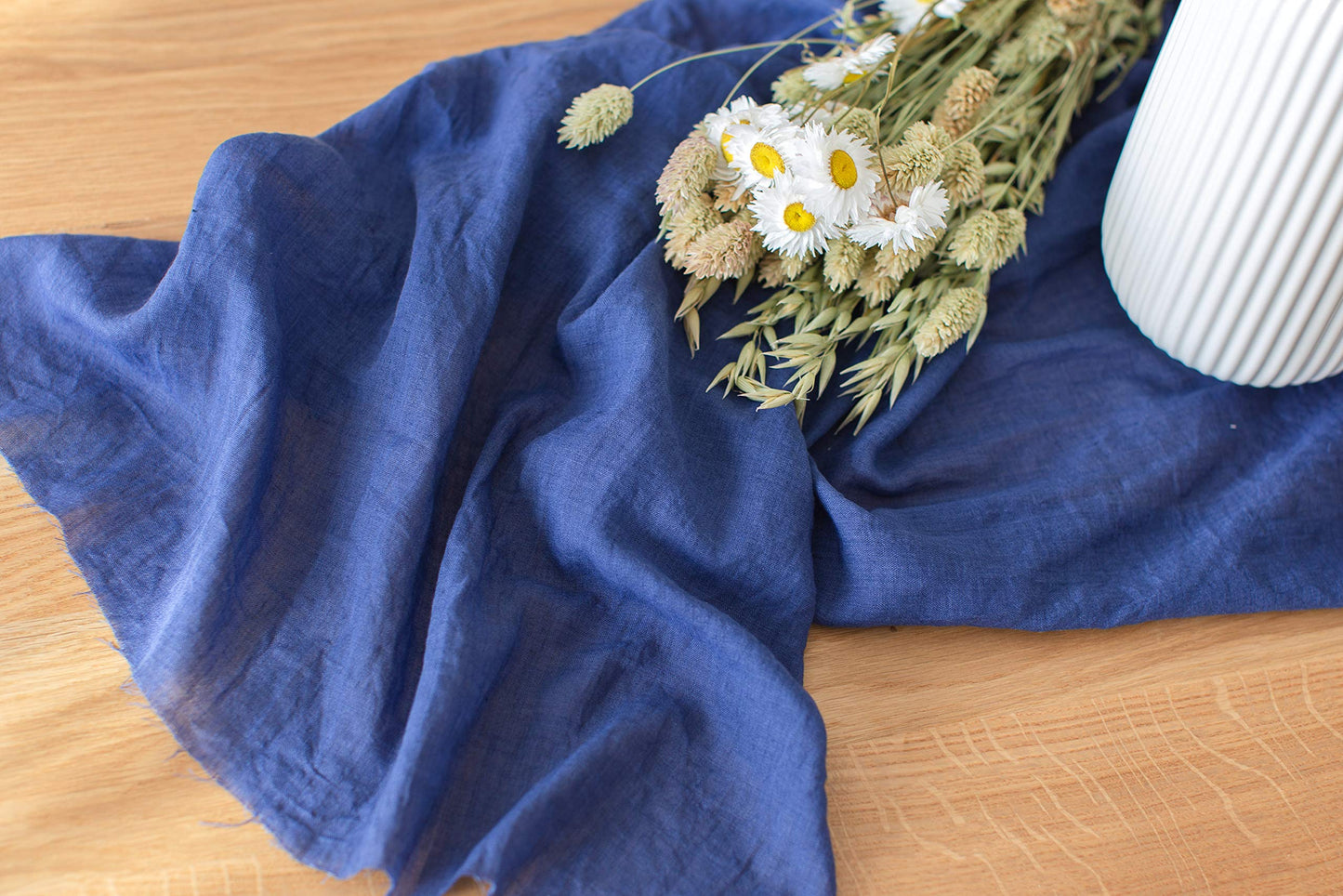 100%Mosel Musselin Dekostoff, in Classic Blue (48 cm x 5 m), 66 g/m², sehr dünner Tischläufer, zarte Tischdeko für Geburtstage & Hochzeiten, Tischband als Bunte Dekoration zu besonderen Anlässen