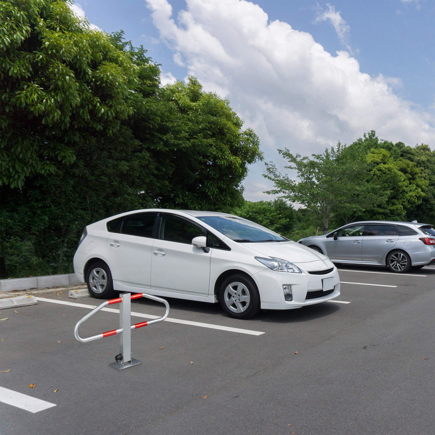 Relaxdays Parkplatzsperre, manueller Parkbügel, 2 Schlüssel, Leuchtmarkierungen, HBT: 47x70x18 cm, silber