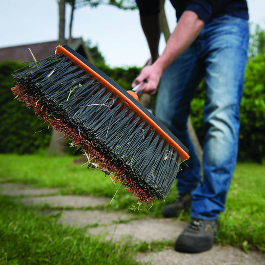 Fiskars Allzweckbesen, Besenkopf, Breite: 26 cm, Kunststoff-Borsten, Schwarz/Orange, QuikFit, 1001417