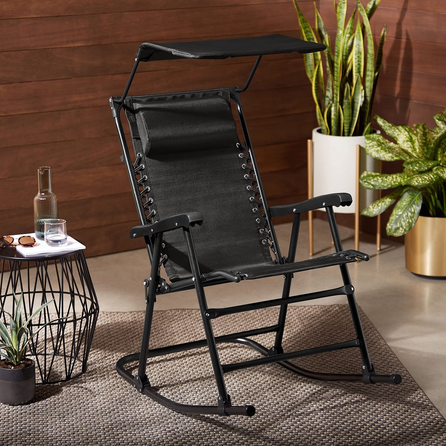 Amazon Basics - Faltbarer Schaukelstuhl mit Sonnenschutz - 98 x 95 x 66 cm, Schwarz