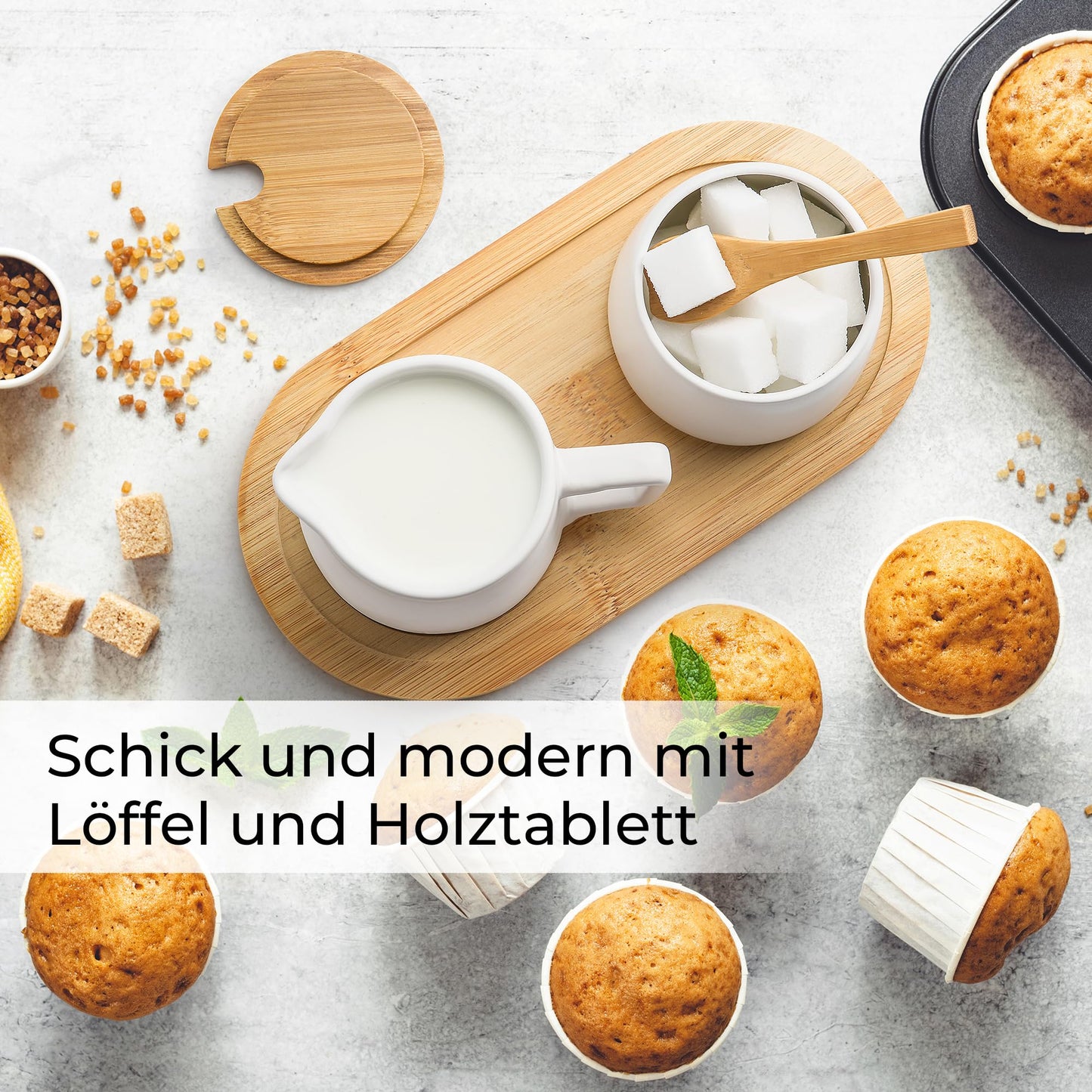 MIAMIO - Milch und Zucker Set mit Deckel und Löffel/Keramik Milchkännchen mit Holz Tablett - Mikrowellen- und Spülmaschinenfest (Weiß)