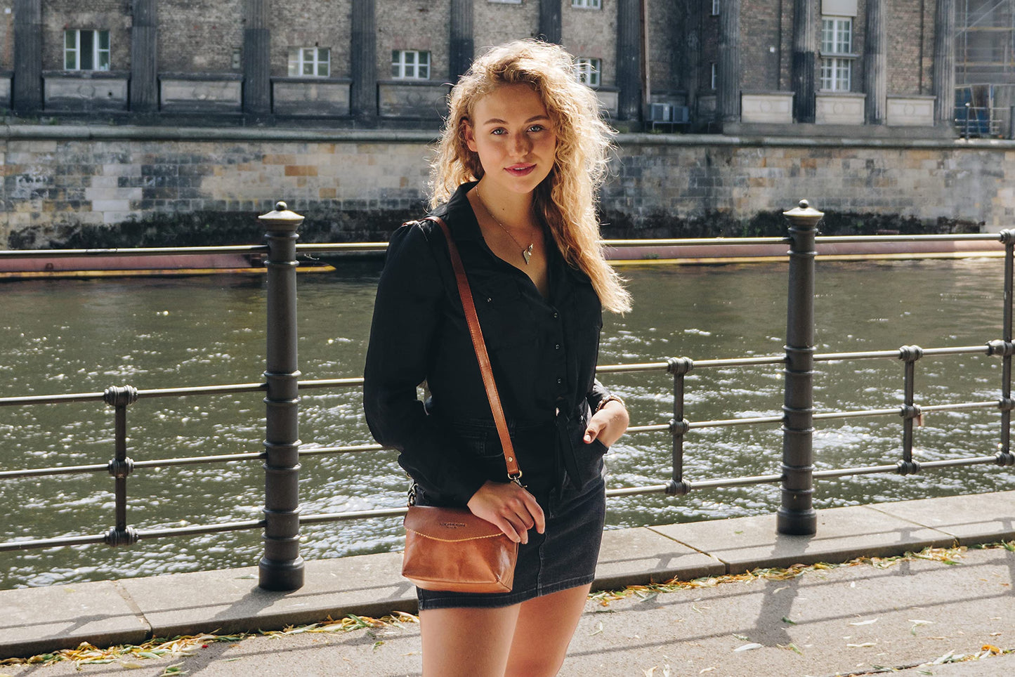 Holzrichter Berlin Umhängetasche No 1-1 (S) cognac-braun - Kleine Handtasche für Damen handgefertigt aus Premium-Leder…