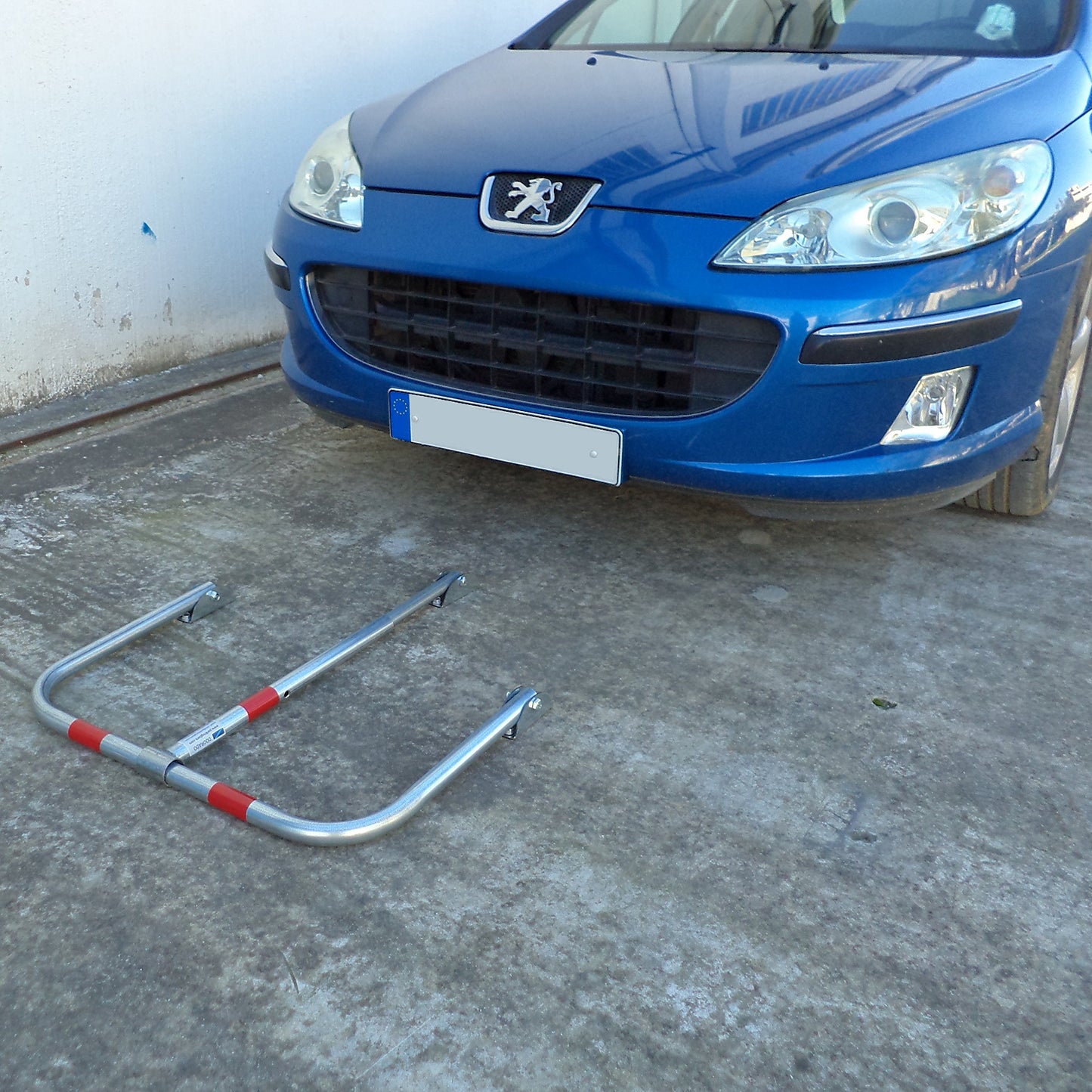 SNS SAFETY LTD Parkplatzsperre Klappbar, aus verzinktem Stahlrohr 32 mm, mit 3 Beinen, Vorhängeschloss mit 3 Schlüsseln, 71cm x 50cm (1 Stück)