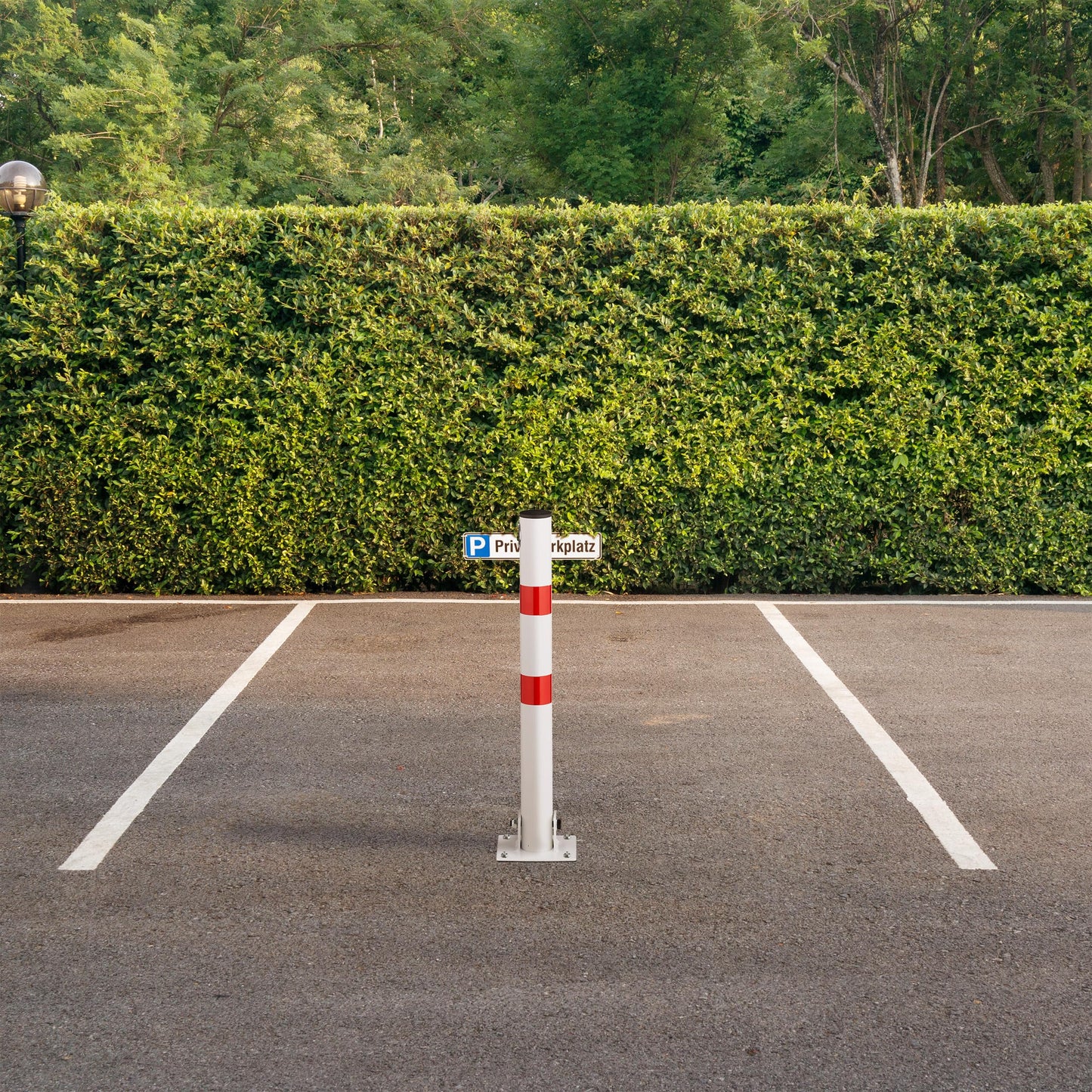 Relaxdays Absperrpfosten, klappbar, Stahl, Parkplatz Absperrung, H: 65 cm, abschließbar, runder Parkpfosten, weiß/rot