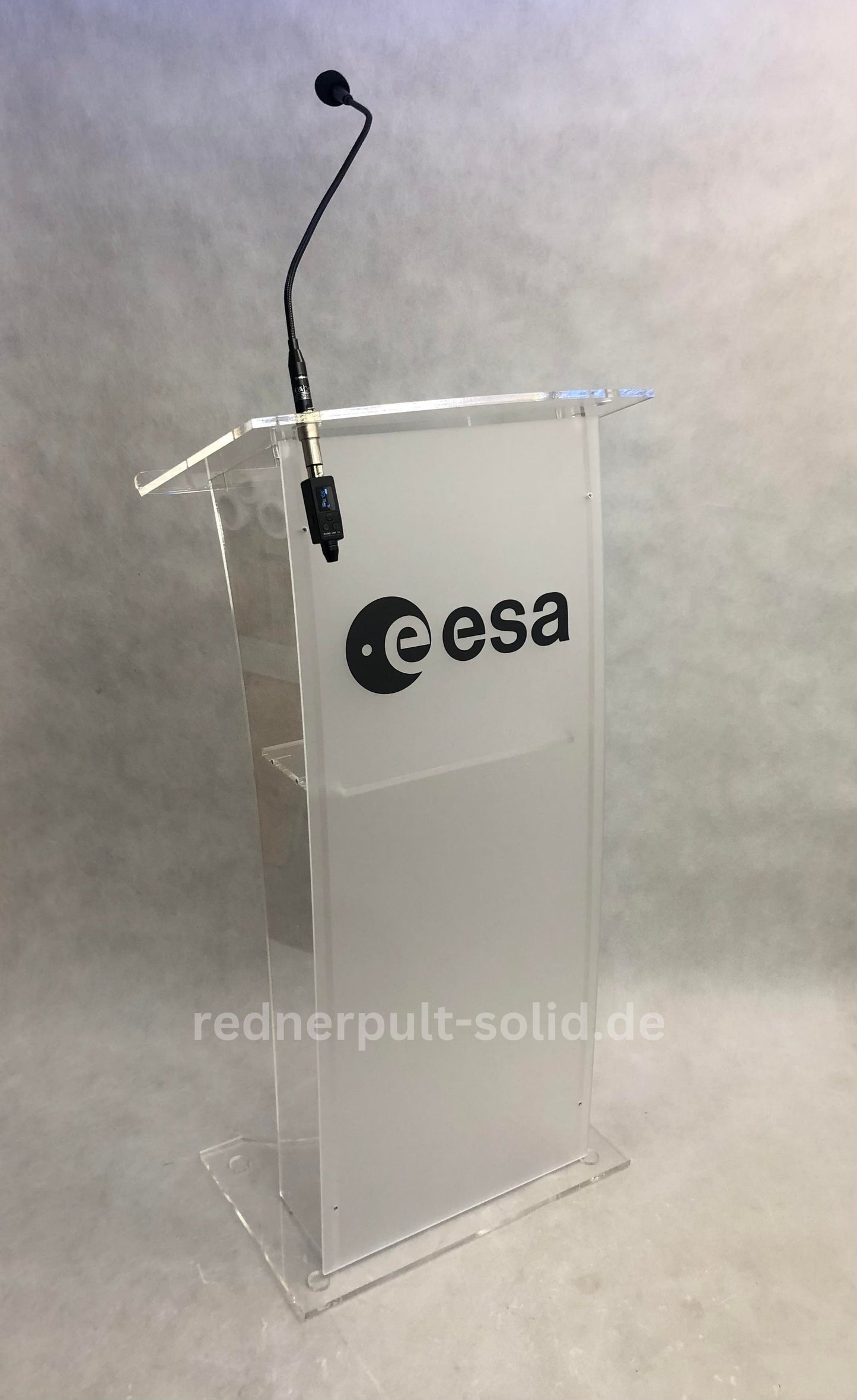 Rednerpult aus Acryl mit Mikrofon und Logo – MUNICH