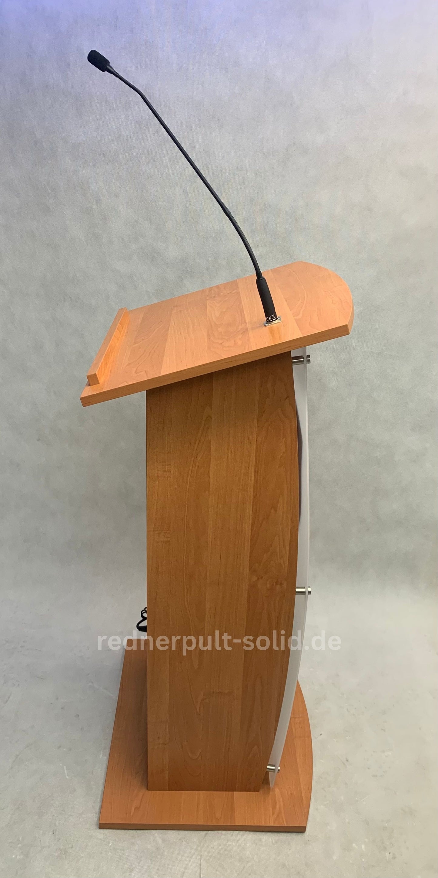 Rednerpult mit Lautsprecher und Mikrofon - ROME