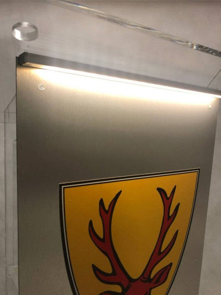 Logo oder Wappen auf dem Rednerpult: UV-Druck, Gravur oder Wechselplatte