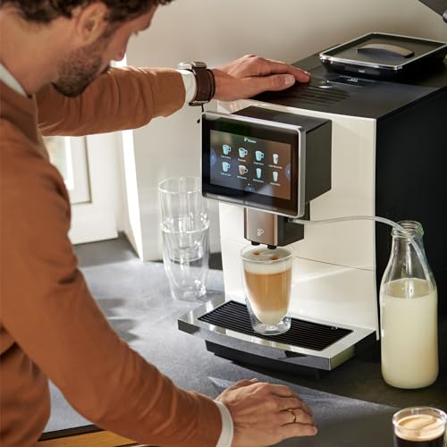 Tchibo Office Kaffeevollautomat INKLUSIVE 1kg Barista Caffè Crema GRATIS, Keramikmahlwerk, Farb-Touchdisplay, 1500 Watt, cremige Milchschaumfunktion, 2 L Wassertank, 30 Tassen am Tag, Weiß