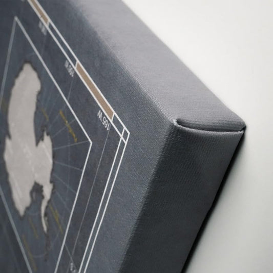 Hochwertige Canvas Weltkarte mit Kork-Pinnwand - Englische Beschriftung - Dekorative Wanddeko für alle Zimmer - Leinwandbilder mit Weltkarte Motiv (90x60 cm, Muster 5)