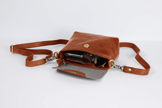 Holzrichter Berlin Umhängetasche No 1-1 (S) cognac-braun - Kleine Handtasche für Damen handgefertigt aus Premium-Leder…