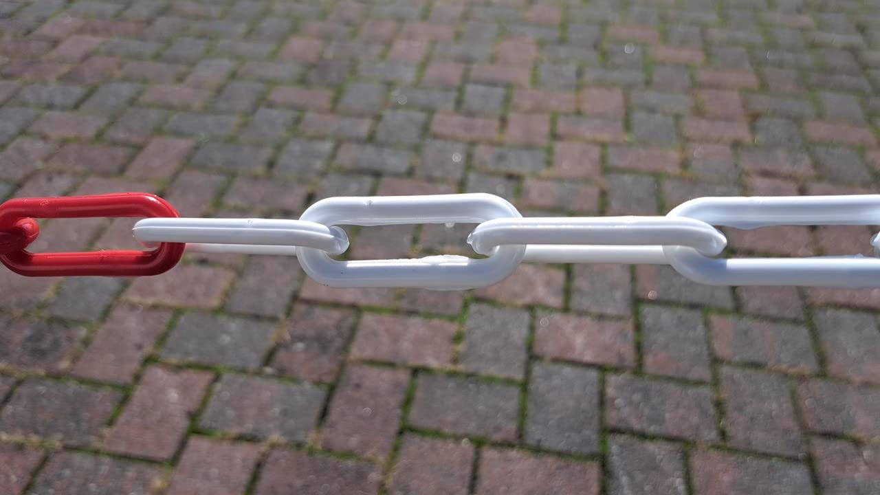 Marwotec 25 Meter Kunststoffkette rot weiß 6mm auf Rolle Absperrkette rot weiß aus Kunststoff ideale Kette zum Absperren von Flächen, gut sichtbar, stabil und handhabbar von Marwotec aus Deutschland