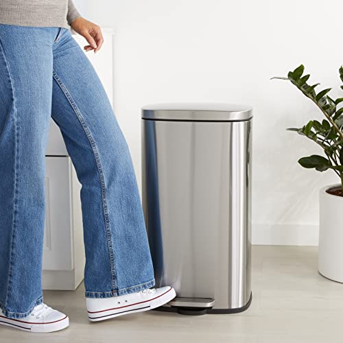 Amazon Basics 30 l Mülleimer für die Küche mit Stahlrohrpedal - 7.9 gallons Sanft Schließend mit Deckel, für Küche, Bad oder Büro, Rechteckig, Schwarz, Trash Can