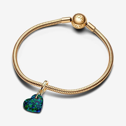 PANDORA Moments Schillerndes Grünes Herz Charm-Anhänger aus Sterling Silber mit vergoldeter Metalllegierung und künstlichem Opal, Kompatibel Moments Armbändern, 763348C01