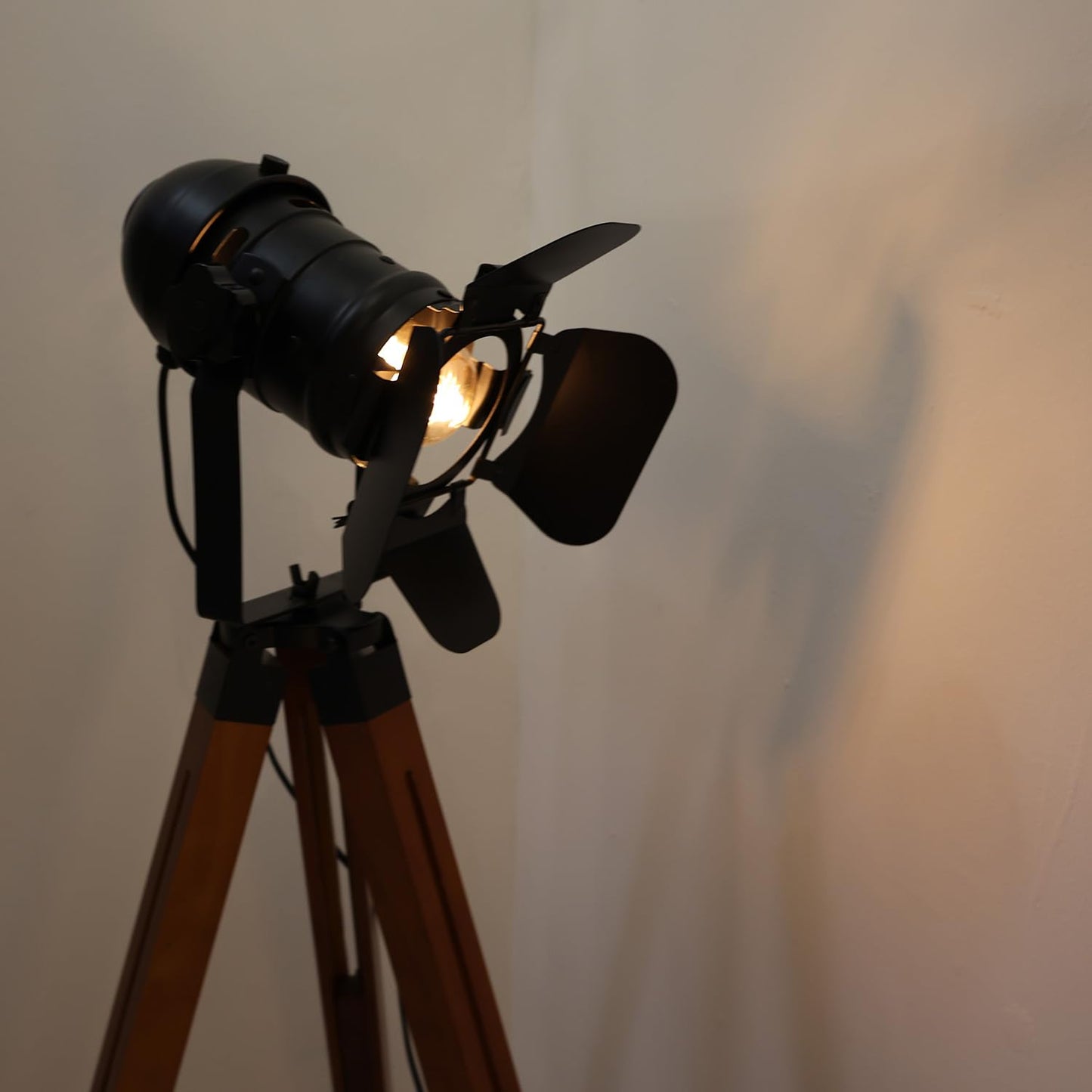 Alpinaluz Stehlampe aus Holz, Vintage, Kino Design mit schwarzem, schwenkbarem Kopf, höhenverstellbar, E27-Sockel, für Wohnzimmer