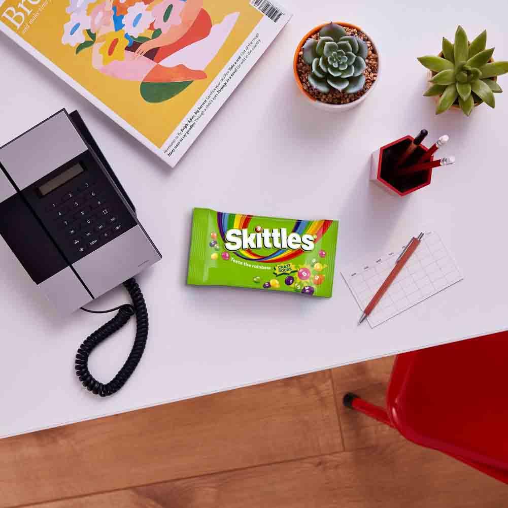 Skittles Crazy Sours Fruchtbonbons Großpackung, 14 x 38 g Saure Vegan Snacks, Regenbogen-Geschmäcker (532 g)